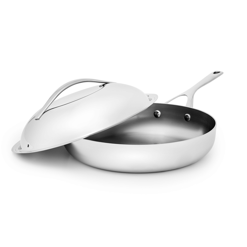 28 cm Titanium koekenpan met Tricorne deksel van Crowd Cookware studio-afbeelding met close-up van het titanium kookoppervlak