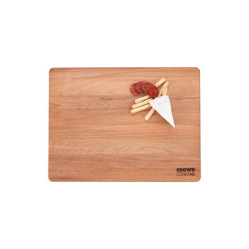 Planche à découper rectangulaire en bois de hêtre 40x30 cm avec bords inclinés, fromage sur le dessus et saucisse, et logo Crowd Cookware.